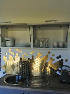 cocina con fregadero y encimera con encimera en The Cabin, en Pakenham