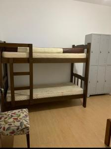 a couple of bunk beds in a room at Hostel Ares do Mundo in Miguel Pereira