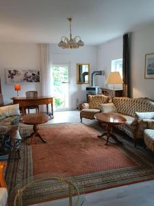 ein Wohnzimmer mit Sofas und einem Tisch in der Unterkunft Stilvoll und gemütlich in Bellheim