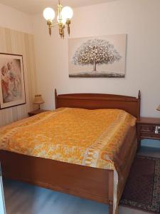1 dormitorio con 1 cama y un árbol en la pared en Stilvoll und gemütlich, en Bellheim