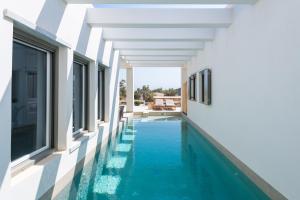 Exclusive Luxury Moca beachfront villa, Molos, Paros في Molos Parou: حمام سباحة في وسط المنزل