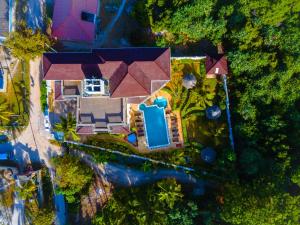 una vista aérea de una casa con piscina en Zanoceanique Hotel, en Matemwe
