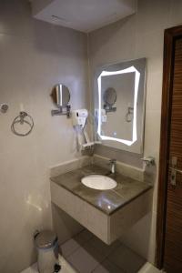 uma casa de banho com um lavatório e um espelho em Taj Al-Wajh Hotel em Al Wajh