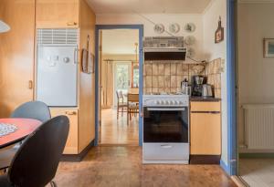een keuken met een fornuis en een eetkamer bij Charming 2-bedroom home - 20min walk to city centre in Tórshavn