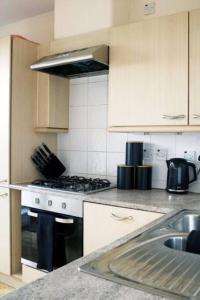Kuchyň nebo kuchyňský kout v ubytování 2 bed flat near Milton Keynes city centre