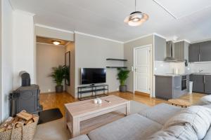 sala de estar con sofá y mesa en Ny og sentral leilighet, en Kristiansand