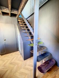 una escalera de caracol en una habitación con una planta en Jungle room, en Bourgoin