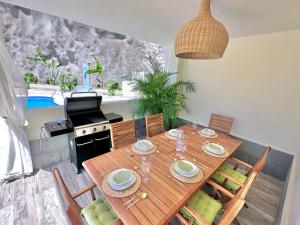 een eetkamer met een tafel met stoelen en een fornuis bij Luxury Villa Ifara Private Heated Pool in Adeje