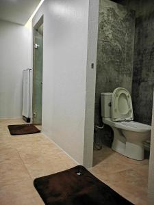 Koupelna v ubytování เลอคูลวังน้ำเขียว รีสอร์ต