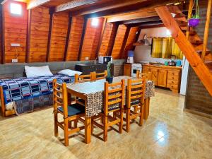a kitchen and dining room with a table and chairs at Complejo de Cabañas Valentino in Embalse