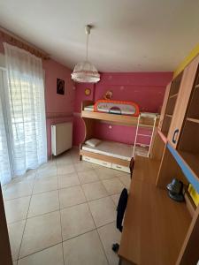 Posteľ alebo postele v izbe v ubytovaní Christos house-- Comfortable apartment with great view and private parking !