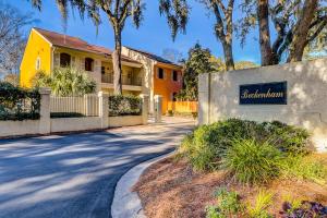 une maison avec un panneau en face d'une allée dans l'établissement Beckenham 116, à Île de Hilton-Head