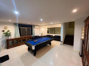 uma sala de estar com uma mesa de bilhar em Sukhumvit 31 Sweet Home 7 beds - up to 12 guests em Bang Kapi