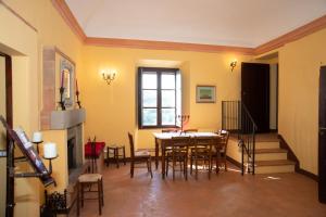 una sala da pranzo con tavolo e sedie di Gattamelata, Historic Flat with Modern Comforts a Migliano