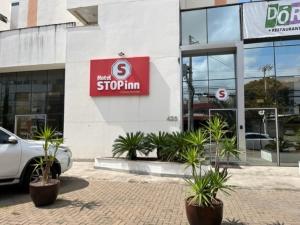 Un edificio con un letrero que dice que lo detenga. en Apartamento de luxo no Hotel Stop-Inn Cristiano Machado, en Belo Horizonte