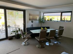 Ferienoase zwischen Rostock und Warnemünde في روستوك: غرفة معيشة مع طاولة طعام وكراسي