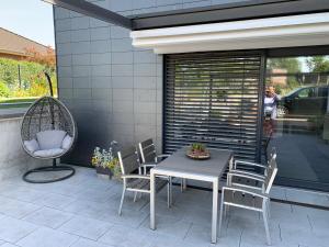 Ferienoase zwischen Rostock und Warnemünde في روستوك: طاولة وكراسي على فناء +3 صور