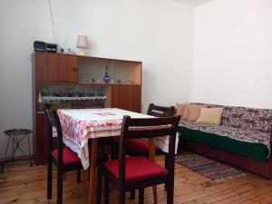 een eetkamer met een tafel en stoelen en een bank bij Apartment Šula in Pljevlja