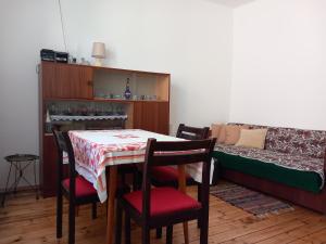 Zonă de luat masa în acest apartament