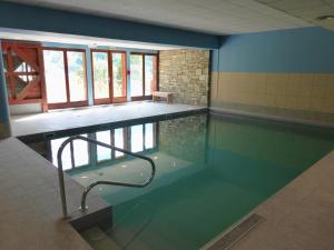 uma grande piscina com uma escada na água em Appartement Valloire, 2 pièces, 5 personnes - FR-1-263-126 em Valloire
