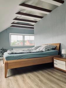 1 dormitorio con 1 cama grande con marco de madera en Gerburg Haus, en Rinteln