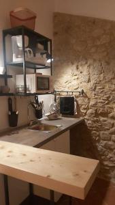 cocina con fregadero y pared de piedra en Cabañita en Playa Caolin, en O Vicedo