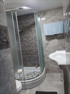 ein Bad mit einer Dusche und einem Waschbecken in der Unterkunft Dobrodošli in Mursko Središće