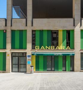 un edificio con un cartello sulla parte anteriore di Ganbara Hostel - Self Check In a Bilbao