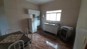 a small kitchen with a sink and a stove at Casa Caluca in Olímpia