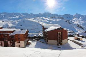 eine Stadt voller Schnee mit Bergen im Hintergrund in der Unterkunft Joker Appartements VTI in Val Thorens