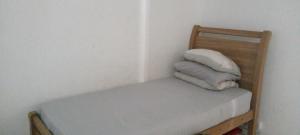 - deux piles d'oreillers assises sur une chaise dans une pièce dans l'établissement White appartment, à Flic-en-Flac