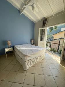 a bedroom with a bed and a large window at Casa em condominio na Praia de Juquehy in São Sebastião