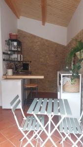een keuken met 2 stoelen en een tafel bij Cabañita en Playa Caolin in O Vicedo
