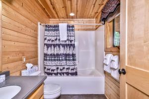 Un baño con bañera, inodoro y lavabo. en Woodland Wonderland, en Winchester 46 fotos más