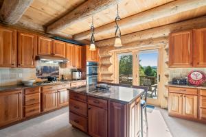 Köök või kööginurk majutusasutuses Spruce Moose Lodge