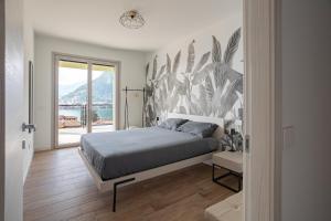una camera da letto con un letto e un grande muro di piante di Lake Iseo Panorama a Sulzano