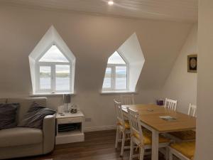 Posezení v ubytování Apartment 454 - Roundstone