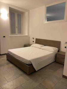 1 dormitorio con 1 cama grande en una habitación en Appartamento Montegrappa in centro a Varese, en Varese