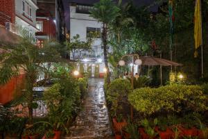 O grădină în afara Hotel Sekai