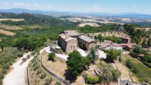 een luchtzicht op een oud gebouw op een heuvel bij Gattamelata, Historic Flat with Modern Comforts in Migliano