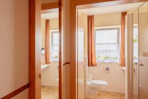 阿滕齊爾切的住宿－Zum Spitzbuam，一间带卫生间和窗户的浴室