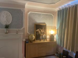 een kamer met een bureau met een foto en een lamp bij Walpole House in Londen