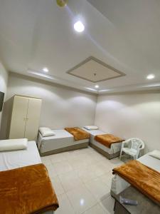 Un pat sau paturi într-o cameră la فندق الزائر