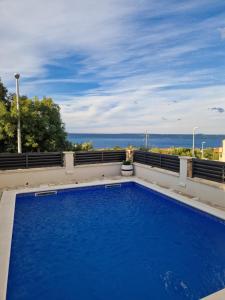 una piscina en un balcón con vistas al océano en Shine Luxury, en Maslenica