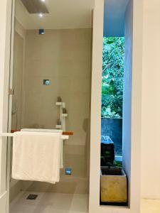 uma casa de banho com um lavatório e uma janela em Saffron Robes Living em Hikkaduwa