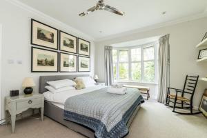 a white bedroom with a bed and a window at Modern and Spacious 2 bed in Brixton in London