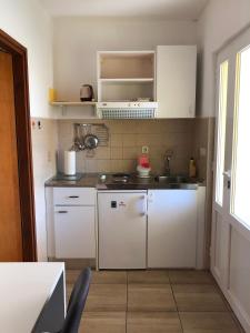 Kuchyň nebo kuchyňský kout v ubytování Apartment Orebic 10082c