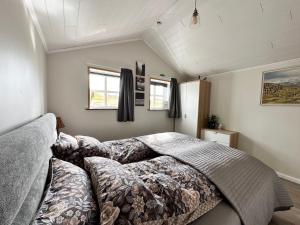 Una cama o camas en una habitación de Krumsholar apartments farm stay