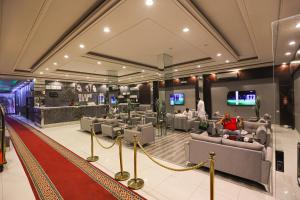 vestíbulo de un hotel con sofás y TV en شقق مساكن الاطلال الفندقيه, en Riad
