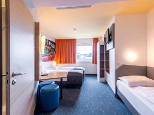 Postel nebo postele na pokoji v ubytování B&B Hotel Augsburg-Süd + 17 fotografií